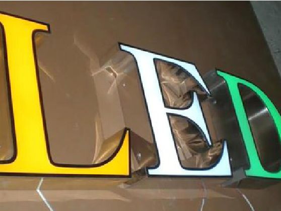 弥渡介绍LED招牌的基础知识。